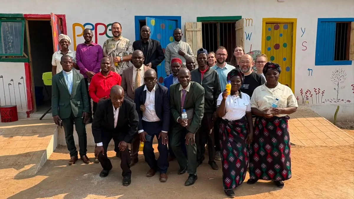 Equipe da Missão Ximo e lideranças locais reunidas em frente ao PEPE recém-construído